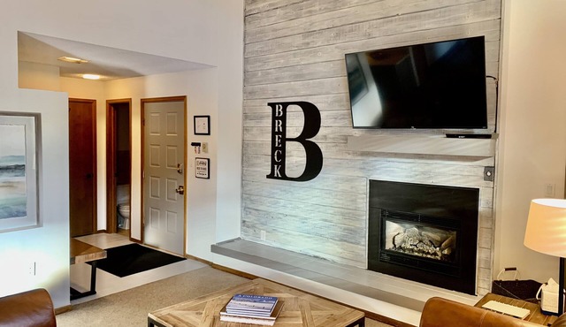 Cozy condo, Ski-in, one block from Main Street