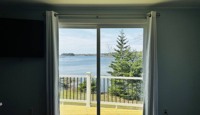 Cozy Dockside House on Wheeler's Bay