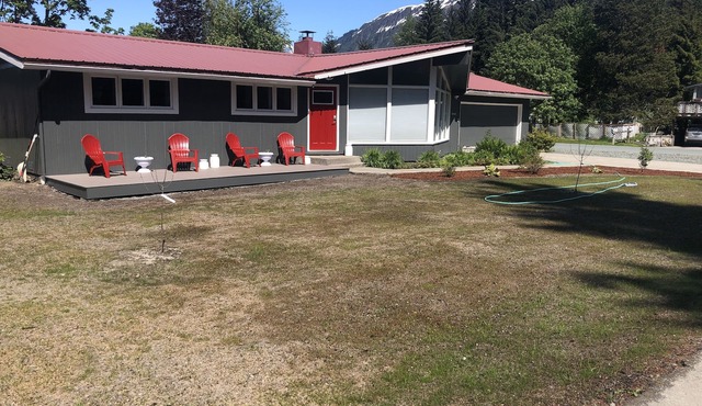 Cozy home next to airport with fenced backyard and lots of sun!