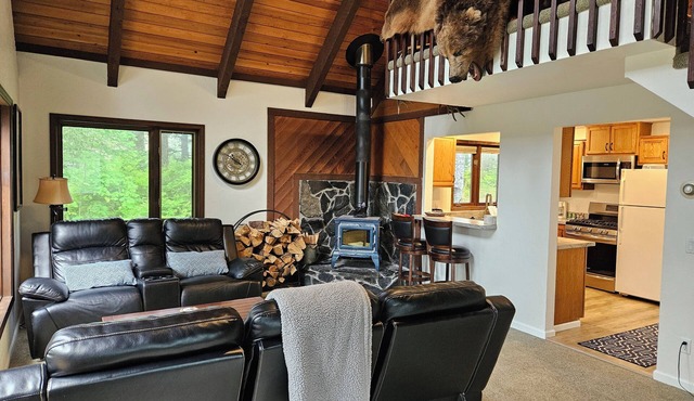 Cozy Island Lake Cabin in Kodiak