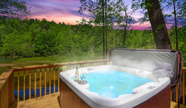 Cozy Lakefront Cabin Hot Tub & Fireplace + Covered Deck Romantic - Pet Friendly