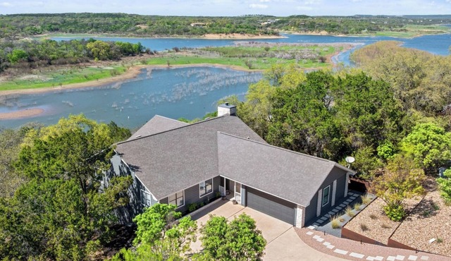 Cozy Lakefront Retreat. Family Friendly w/Kayaks, Pool Access, Pickleball!