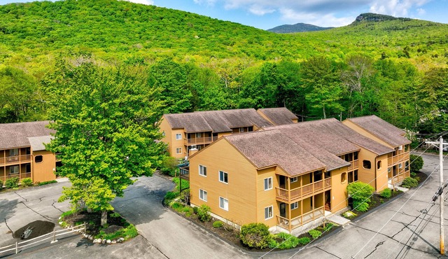 Cozy Lincoln Condo w/ Seasonal Pool Access!