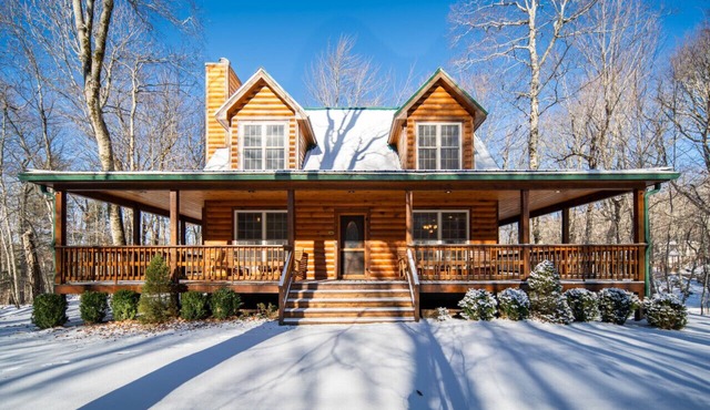 Cozy Log Cabin, Deck & Fireplace, A/C, Grill