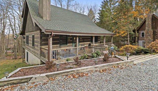 Cozy Log Cabin: HOT TUB! Perfect for Highland Games!