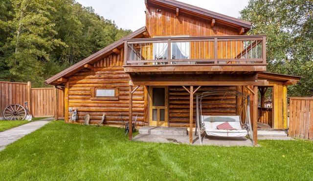 Cozy Log Retreat Near Turnagain Arm