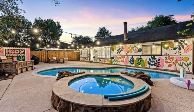 Cozy Meets Fun, Pool, Hot Tub, Instagrammable Spaces, & Close to IAH Airport
