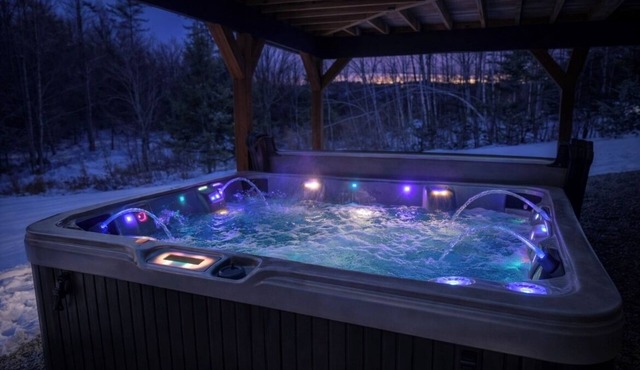 Cozy & Modern Ski Getaway Hot Tub Near Sunday River & Mt Abram-Sleeps 16+