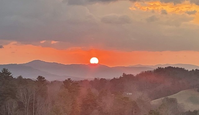 Cozy Mountain Home, Amazing Sunrises with a Hot Tub!