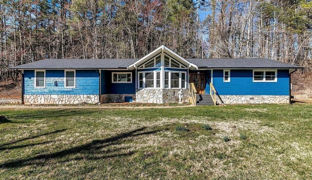 Cozy Mountain Retreat with Fire Pit and Large Yard, Located Near Downtown Marion, NC