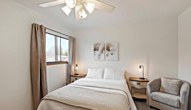 Cozy Northern Den: Centrally Located 2BR+1.5BA