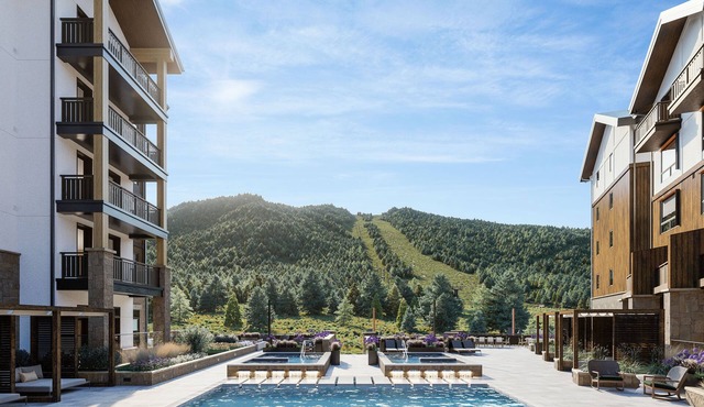 Cozy Queen Stay | Private Balcony, Ski & Hot Tub