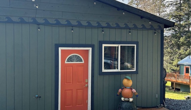 Cozy, quiet cottage surrounded by large spruce trees and Mountain View’s.