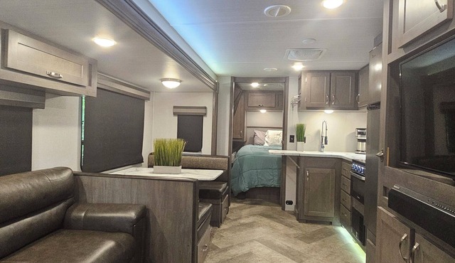 Cozy RV with 1 King bedroom, WiFi & AC in Pleasant Acworth