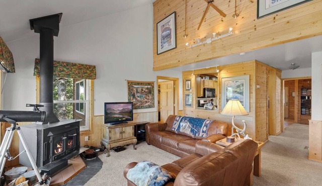 Cozy Secluded Cabin with Views & Hot Tub
