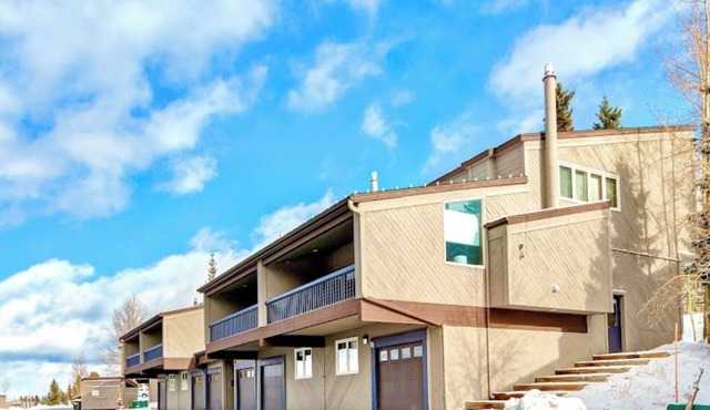 Cozy ski retreat in Breckenridge, Pet-friendly, unmatched view of Five peaks.