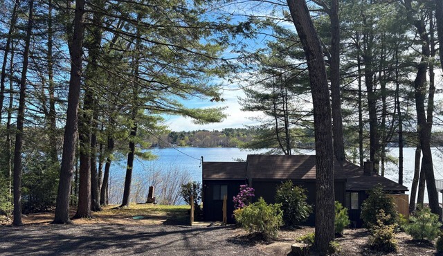 Cozy, Tranquil Lakefront Retreat