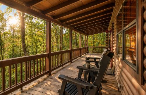 Cozy Treehouse Cabin in the woods with Firepit