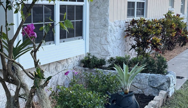 Cozy Water Front 2 bedroom 2 bathroom Home with Lake Access and fenced backyard.