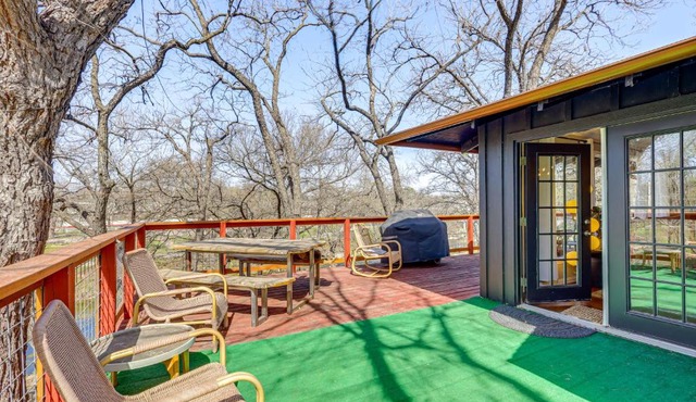 Creekside Cottage w/Deck & Hot Tub in Belton