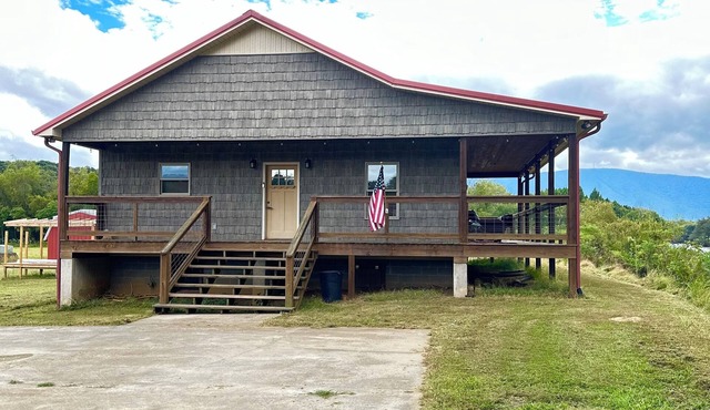 Delaneice Riverside Cabin