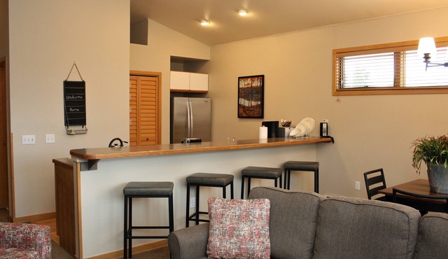 Deluxe One Bedroom Condo. AMAZING VIEWS. On bus route. Pet friendly.