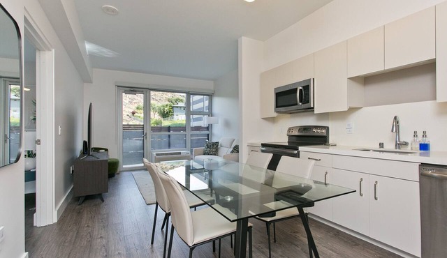 Designer Condo in Hawaii Kai! Close to beaches, shopping, hiking!