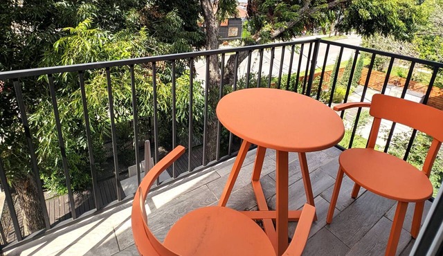 Designer Eastside Austin Oasis - Chef's Kitchen & Private Yard with BBQ near Downtown