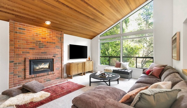 Designer Forest Retreat with Fireplaces & Deck