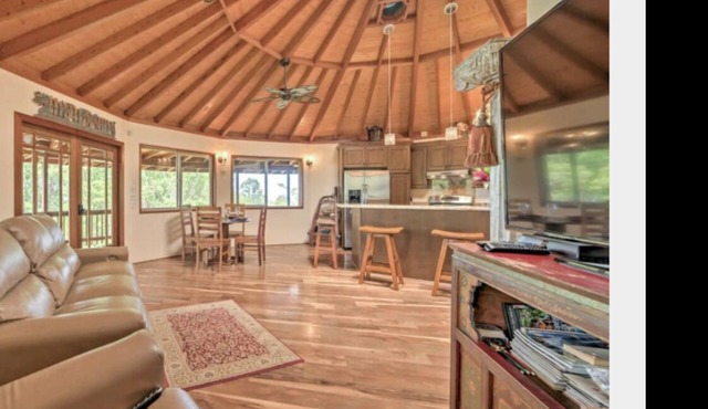 Discounted! Family getaway with Wide Ocean/Mountain Views and Private Waterfall!