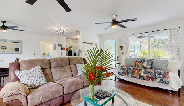 Dog-friendly home near the ocean with lanai, washer/dryer, desk and Free Wifi