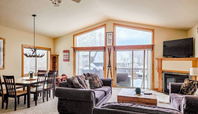 Dog-friendly home with mountain views, deck, washer/dryer, kitchen & fireplace
