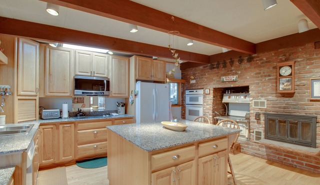 Dog-friendly mountain getaway with kitchen, patio, & mountain view