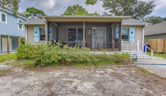 Dog-Friendly Oak Island Rental - 1 Mi to Beach!
