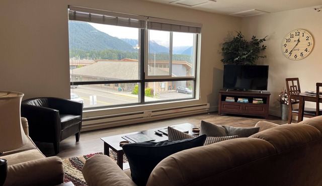 Downtown Apt. 5 w/Ocean & Mountain Views.
