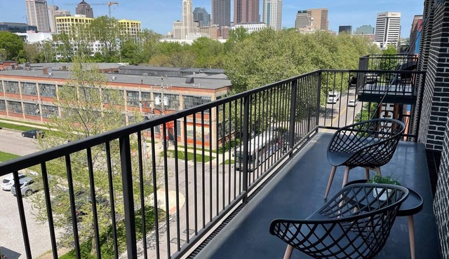 Downtown Columbus 2BR | Skyline View + Garage