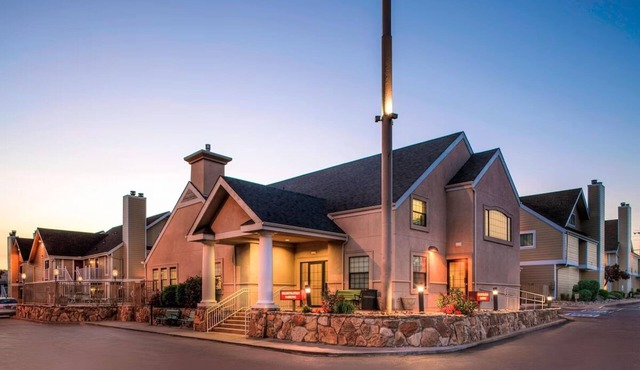 Downtown Denver Accommodation w/Living Area | Free Parking & Breakfast