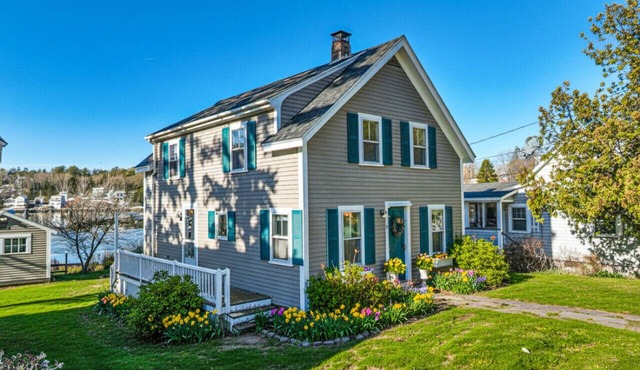 Downtown Waterfront Cottage with shoreline sitting room