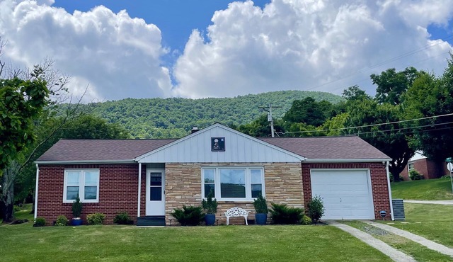 Downtown West Jefferson Cottage- 5 minute walk