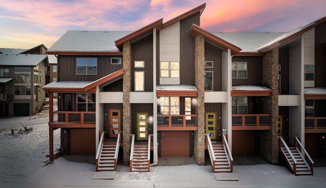 Downtown WP Chalet 24 I Great Views I Private Hot Tub I Bunks I Arcade I Discounted Attractions
