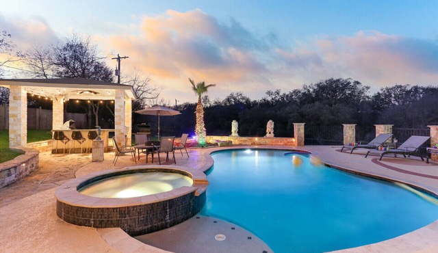 D’Ultimate Getaway Luxury Retreat Heated Pool Hot tub Sleeps 17 on 5 Acres.