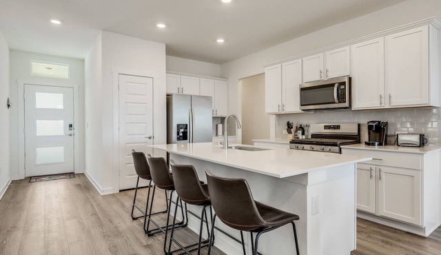 East Austin 3BR | Skyline Views | Drop-In + Garage
