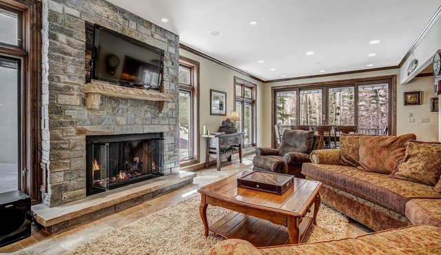 🏆 East Vail Home | 4 En-Suite Bedrooms | Heated Garage | Bus to Vail Village