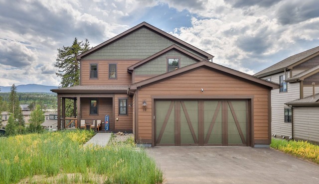 Elevated Mountain Retreat—Room to Gather, Minutes from Trails & Summer Concerts