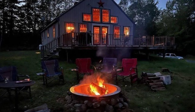 Enchanting 4-bedroom chalet with WiFi in Andover
