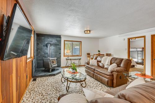 Enjoy Deck + Mtn Views: Grand Lake Retreat!
