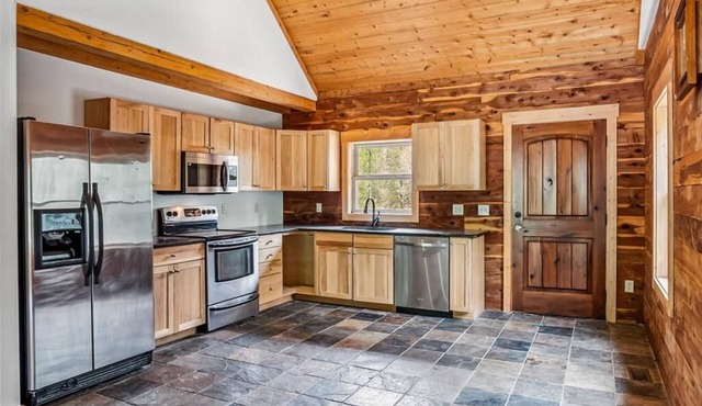 Excellent House for Rent 3bd 3bth, large Loft, over an acre, beautiful cedar log
