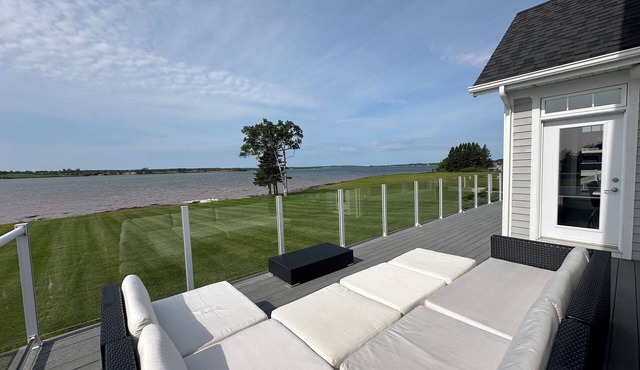 Executive Water Front Home With Steps To Water, 15 Mins to Downtown