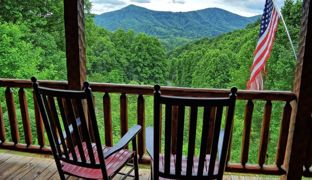 Experience comfort at Incommunicado in Warrensville, NC—a cozy 4-bedroom cabin for 10!