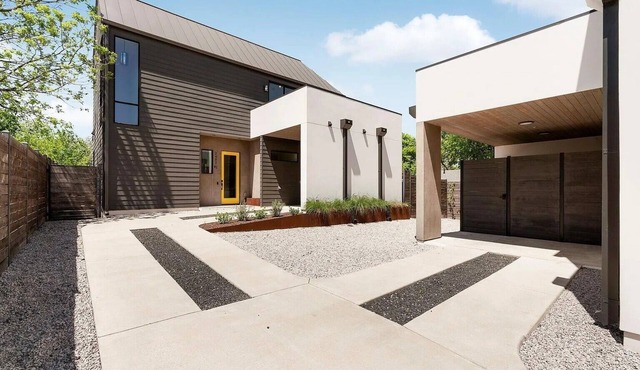 Fabulous 2-bedroom townhome in vibrant Austin. Close to downtown!